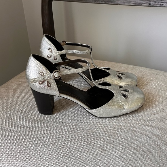 Adorable Nicole Silver Heels W/ Beautiful Details - Picture 1 of 4
